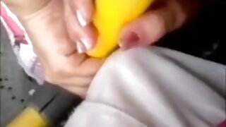 Menina bonita beijou um cara no vídeo pornô gordinha gostosa sofá em casa