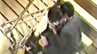 Menina faz sua amiga óleo de vídeo de pornô das gordinha massagem erótica