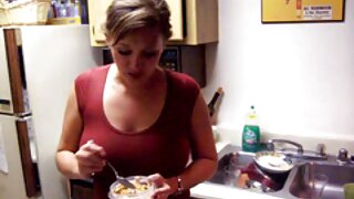 Uma novinha vídeos pornô com gordinhas está transando com seu gato