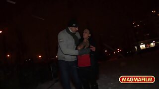 Menina vídeo de mulher gorda pornô organiza brincadeiras com a namorada, usando brinquedos sexuais