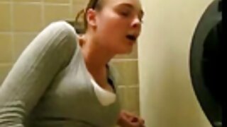 Menina na vídeo pornô de gordinha gostosa cadeira ginecológica se masturbando mama